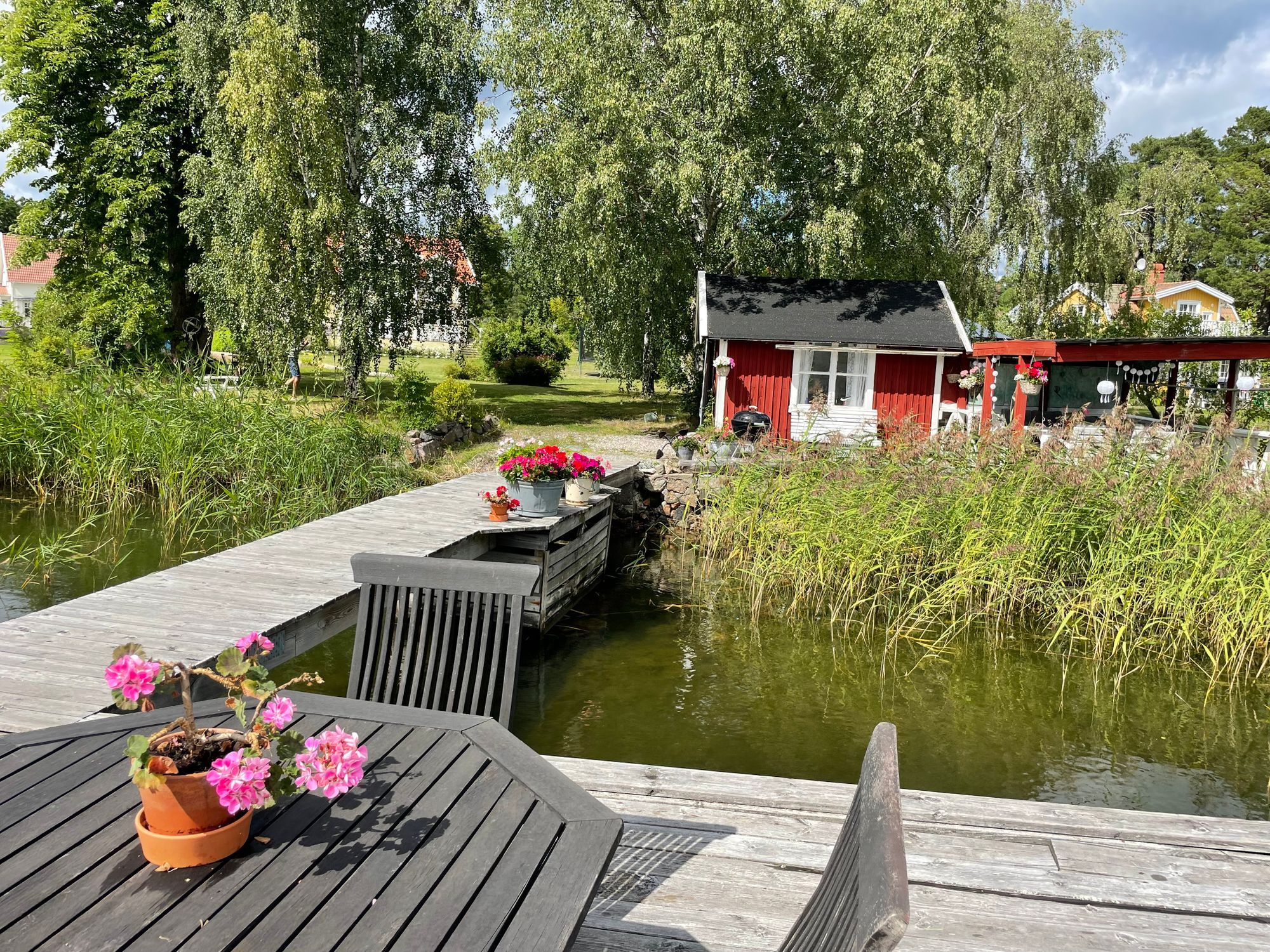 Nybyggd villa med sjötomt och egen brygga – bild 4 av 20