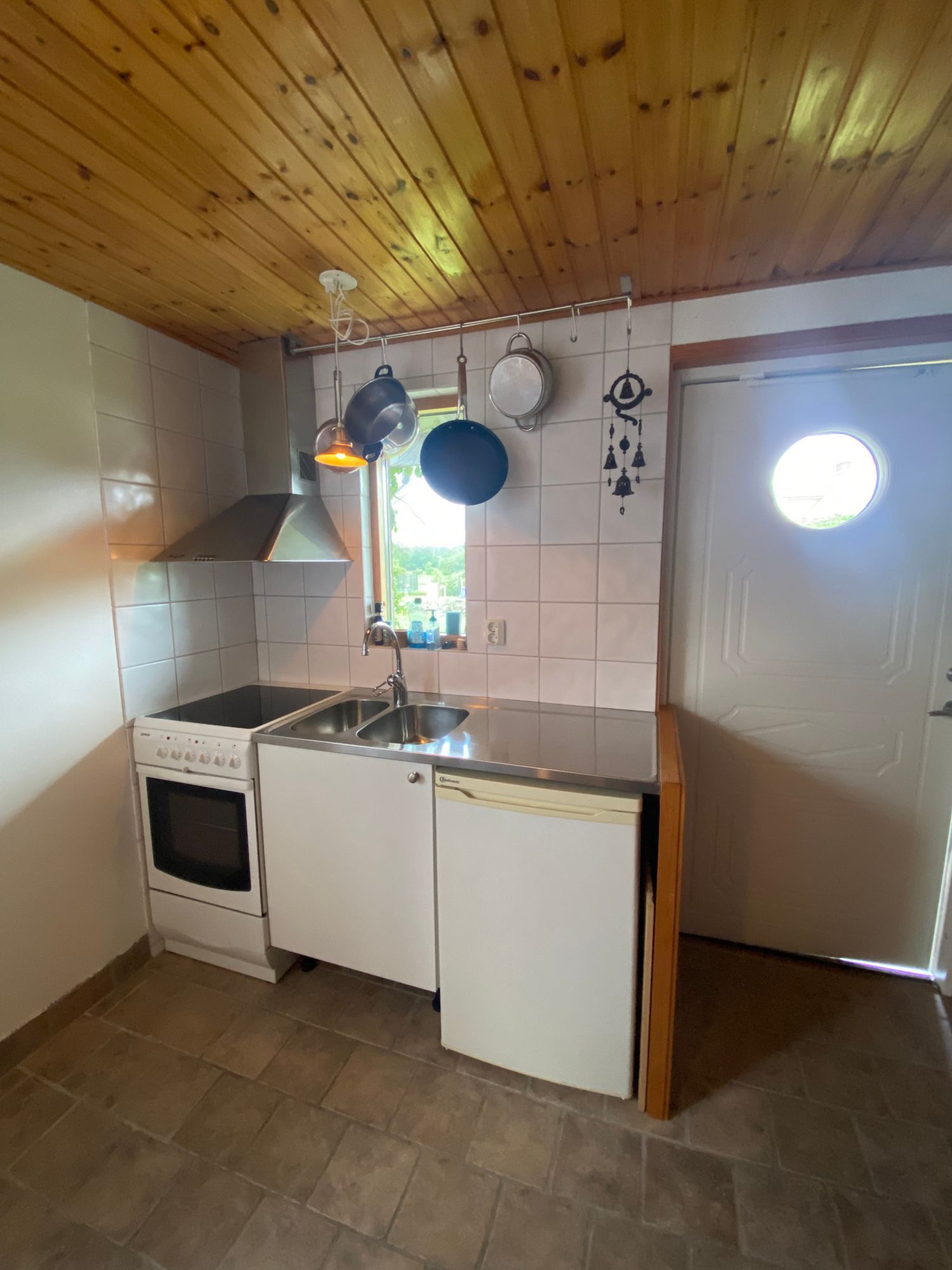 Del i charmigt gårdshus intill Östersjön – bild 9 av 18