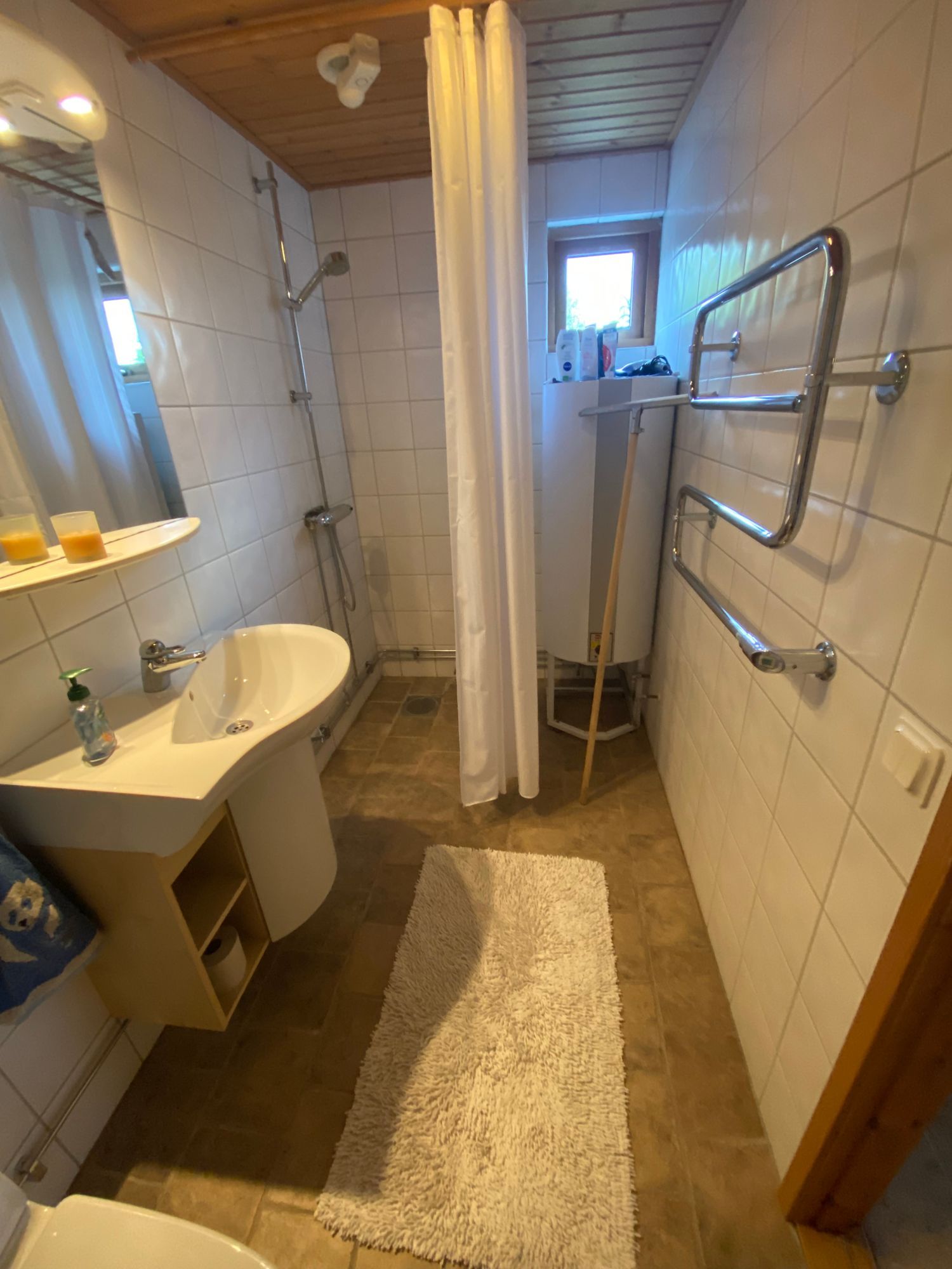 Del i charmigt gårdshus intill Östersjön – bild 11 av 18