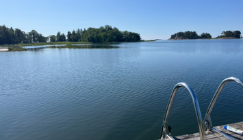 Charmigt skärgårds hus vid havet på vackra Blidö