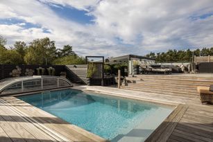 Exklusivt hus med pool, bastu & jacuzzi. Nära hav