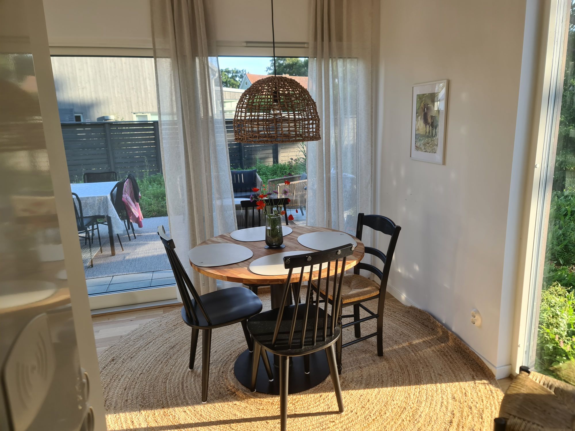 Drömläge i nytt gavelradhus med 2 min strand & hav – bild 3 av 24