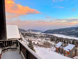 Penthouse ski in ski out sauna fireplace