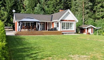 Hus i toppskick på sjötomt i naturreservat