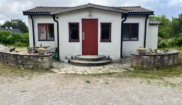 Mysigt gårdshus på landet men nära Visby