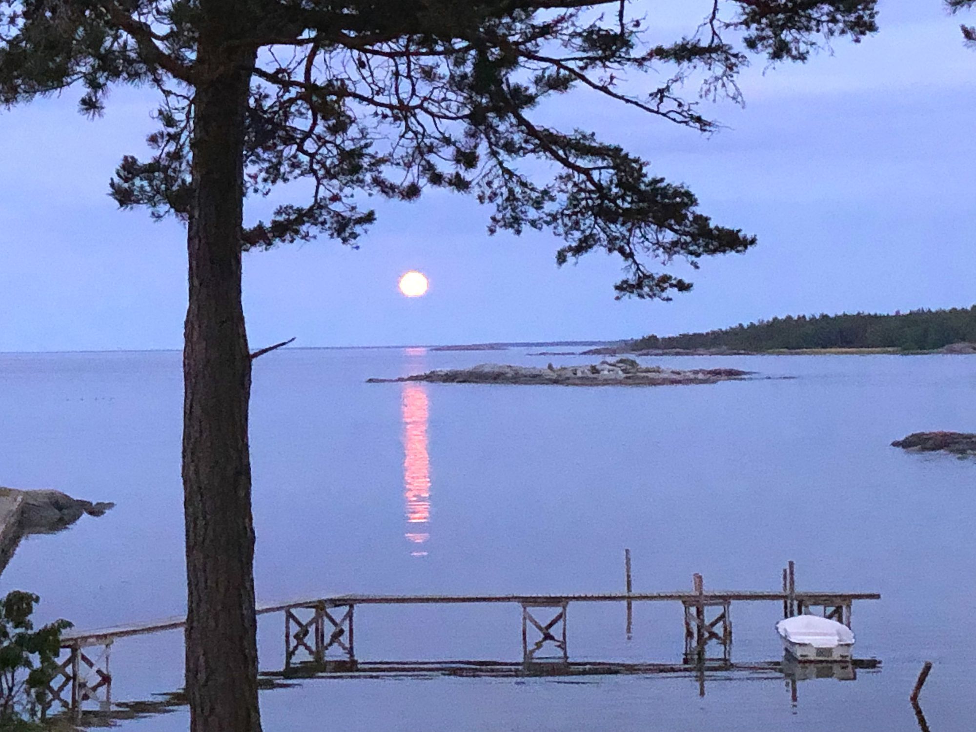 Röd liten stuga med drömläge precis vid stranden – bild 17 av 19