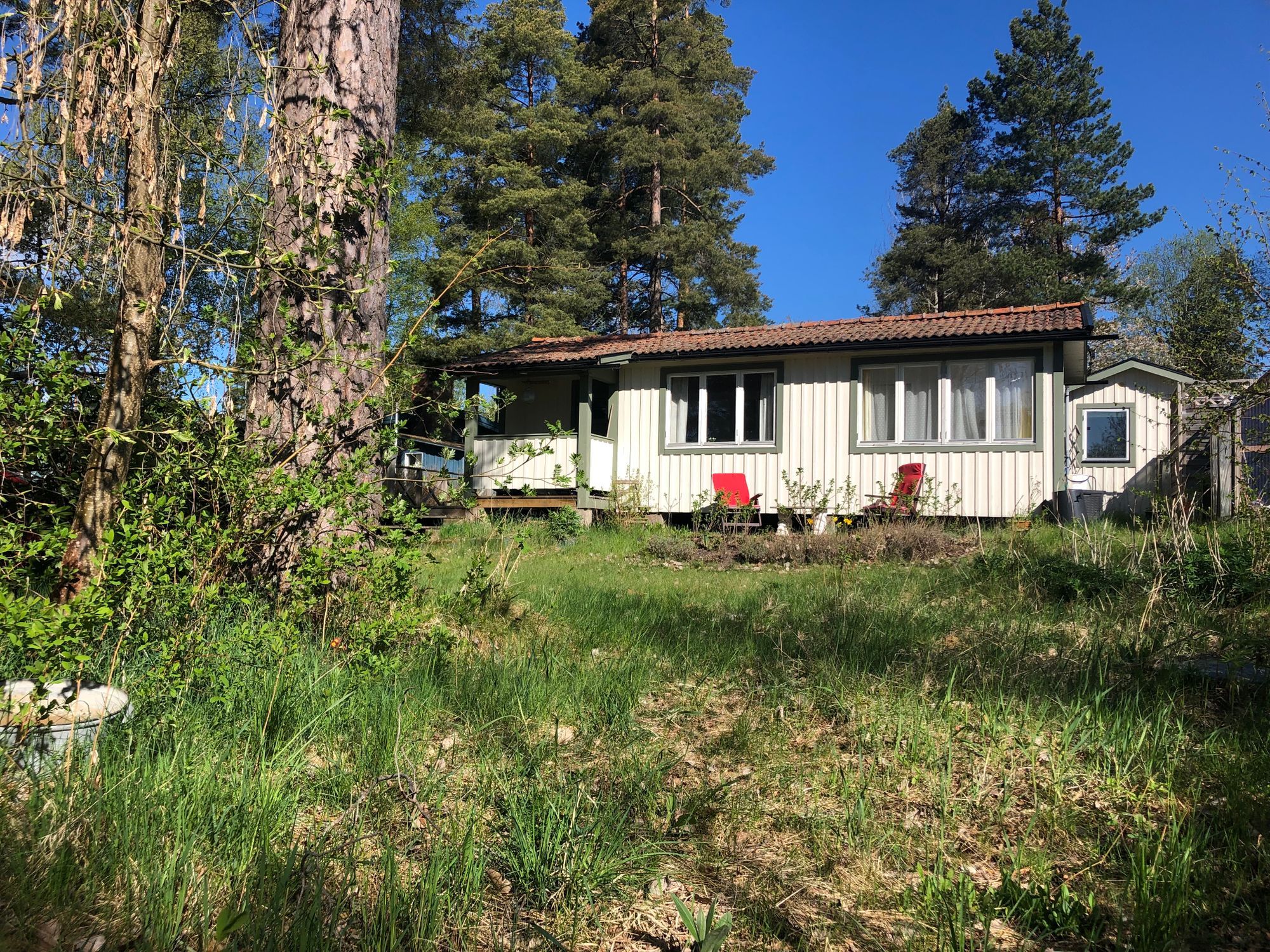 Två små stugor vid havet