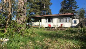 Två små stugor vid havet