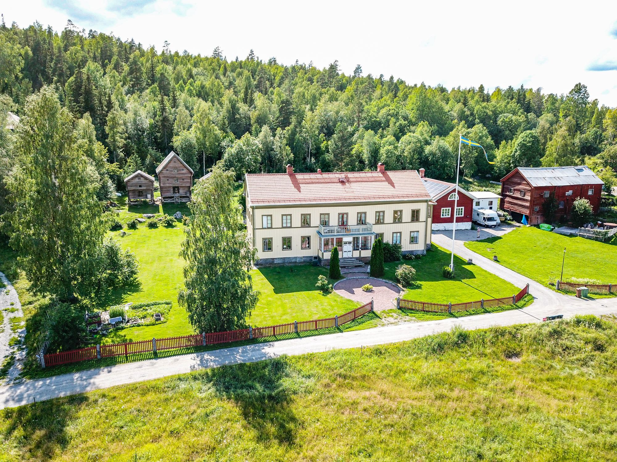 Helt träslott med 24 bäddar i Järvsö – bild 2 av 24