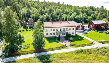 Helt träslott med 24 bäddar i Järvsö