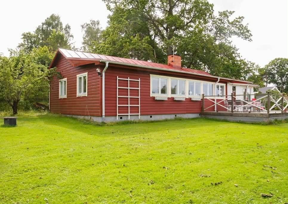 Sjötomt med privat brygga, roddbåt & solnedgång – bild 4 av 22