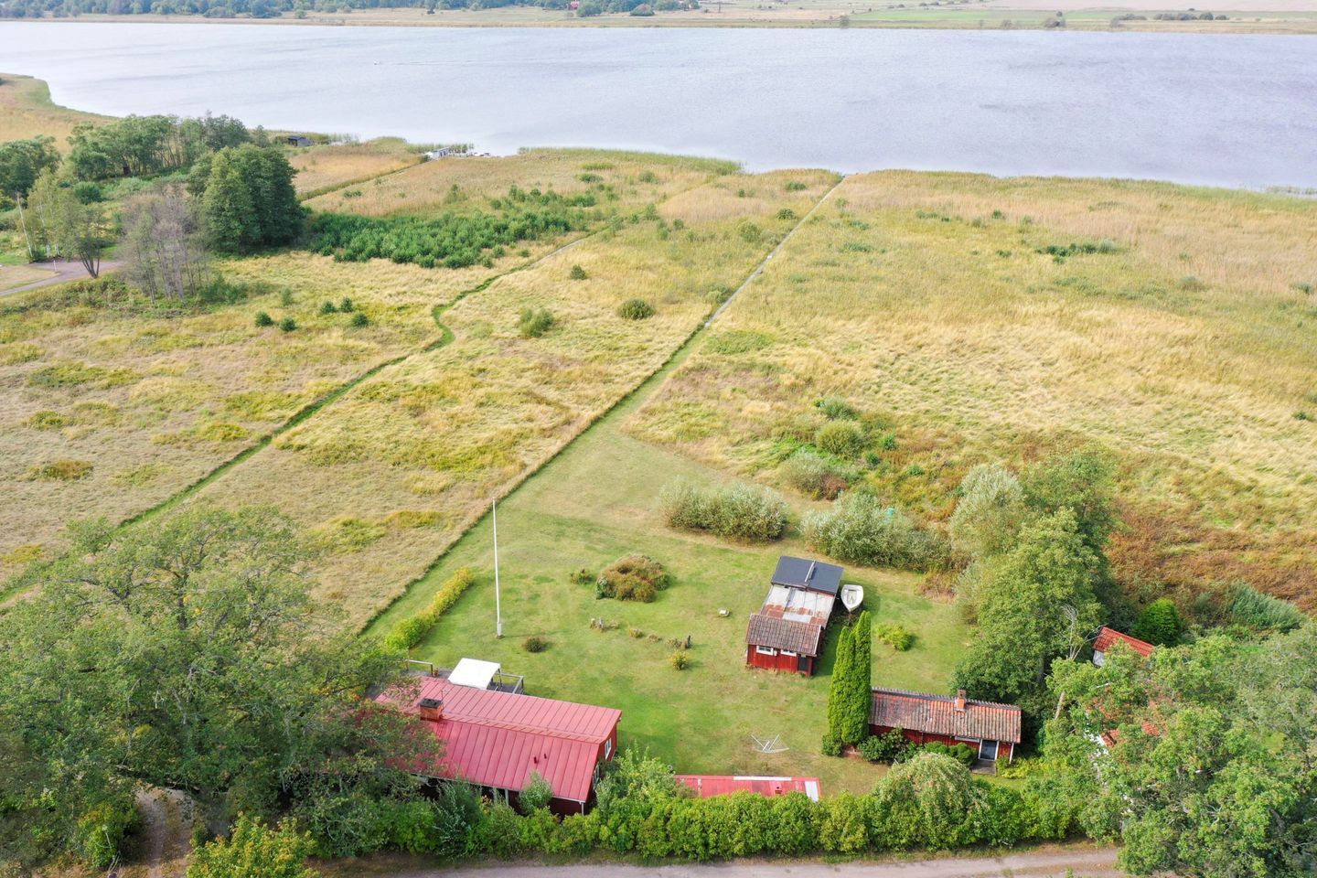 Sjötomt med privat brygga, roddbåt & solnedgång – bild 2 av 22