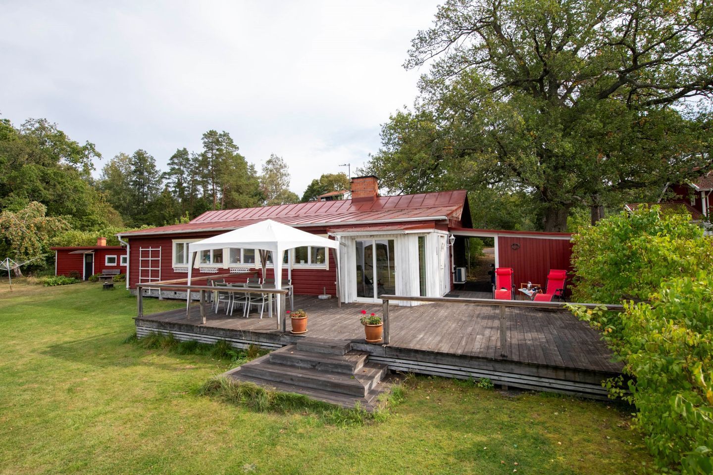 Sjötomt med privat brygga, roddbåt & solnedgång – bild 3 av 22