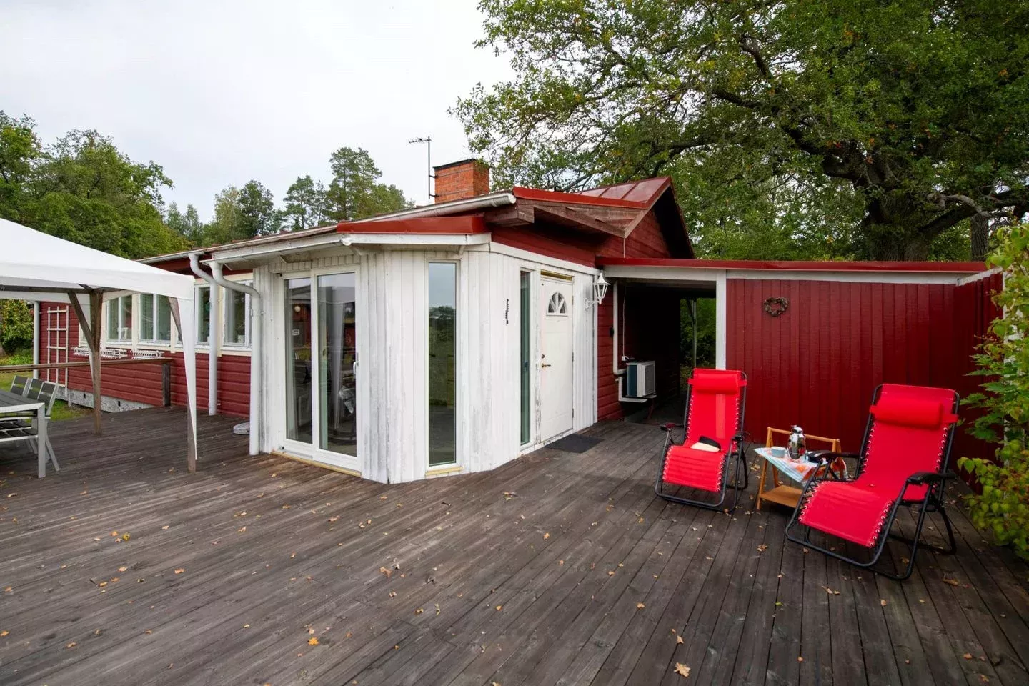 Sjötomt med privat brygga, roddbåt & solnedgång – bild 10 av 22