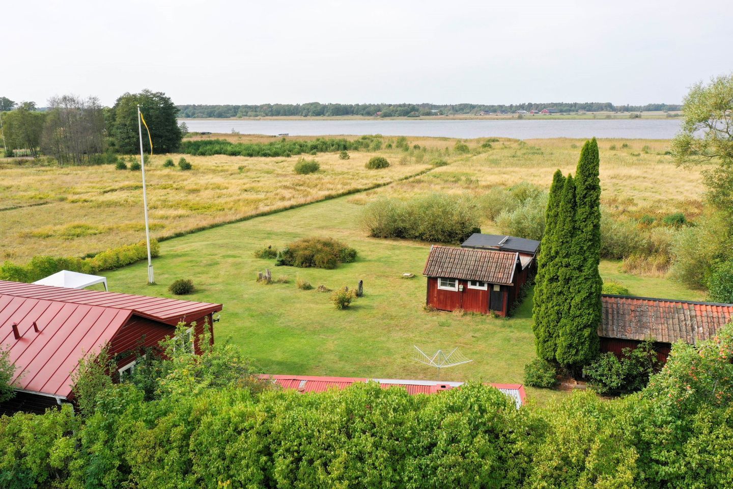 Sjötomt med privat brygga, roddbåt & solnedgång – bild 5 av 22