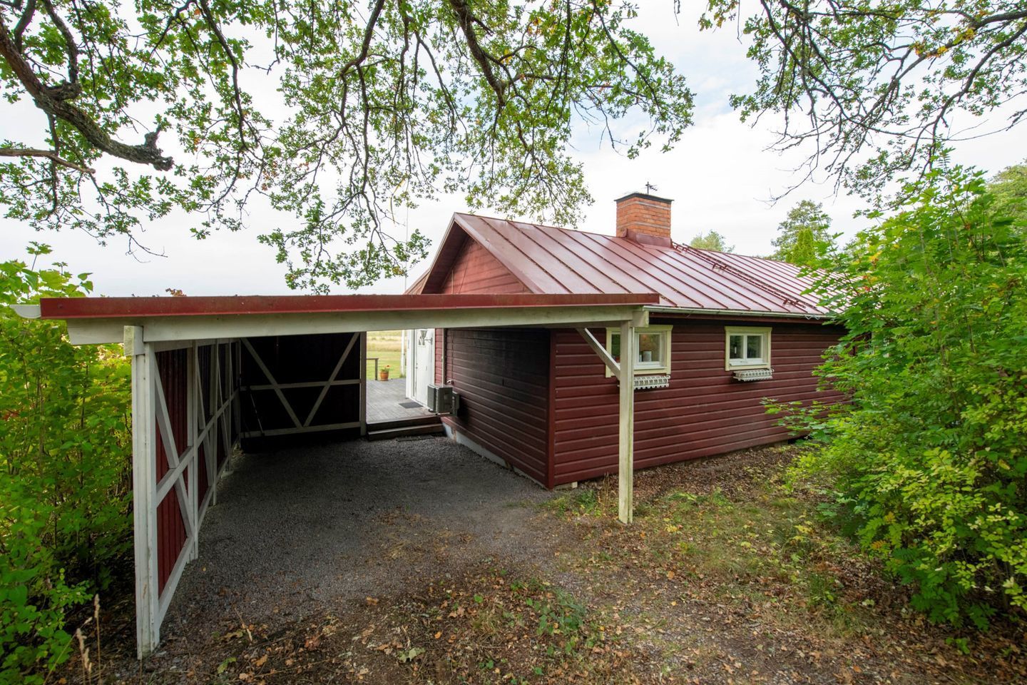 Sjötomt med privat brygga, roddbåt & solnedgång – bild 11 av 22