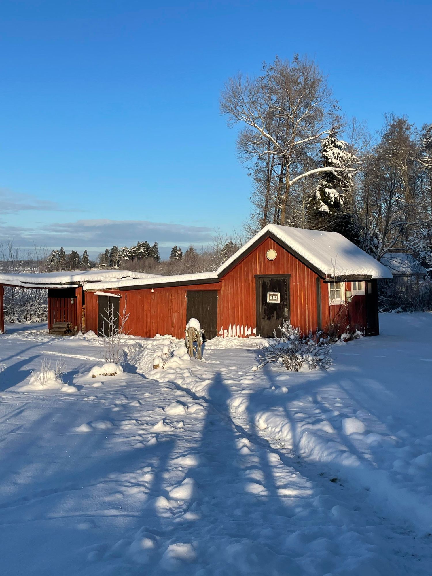 Sjötomt med privat brygga, roddbåt & solnedgång – bild 22 av 22
