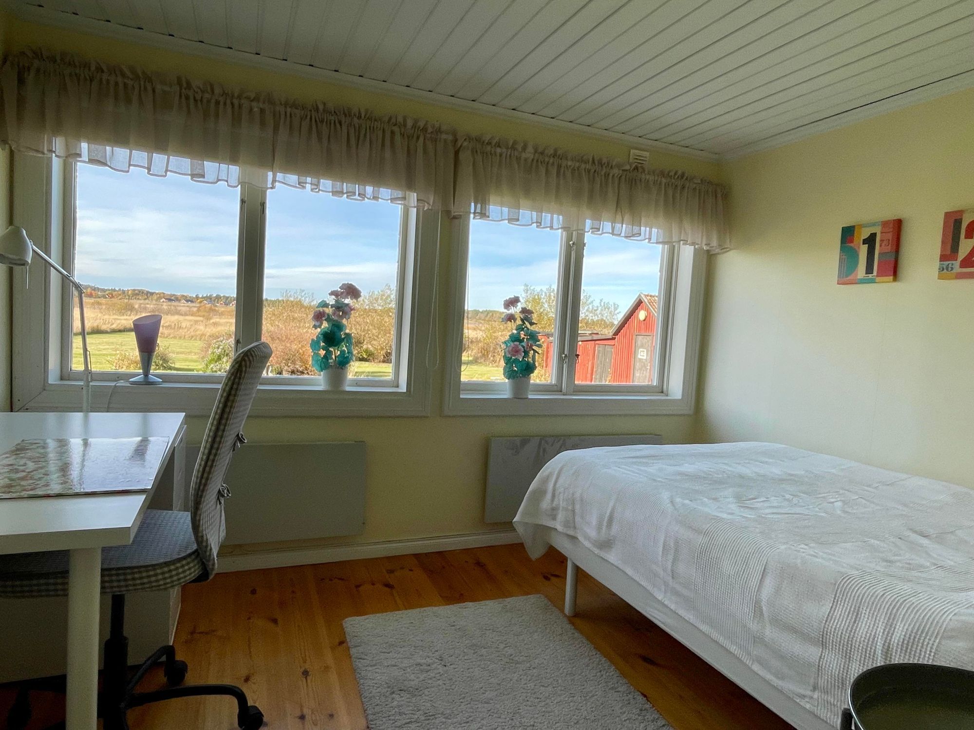 Sjötomt med privat brygga, roddbåt & solnedgång – bild 15 av 22