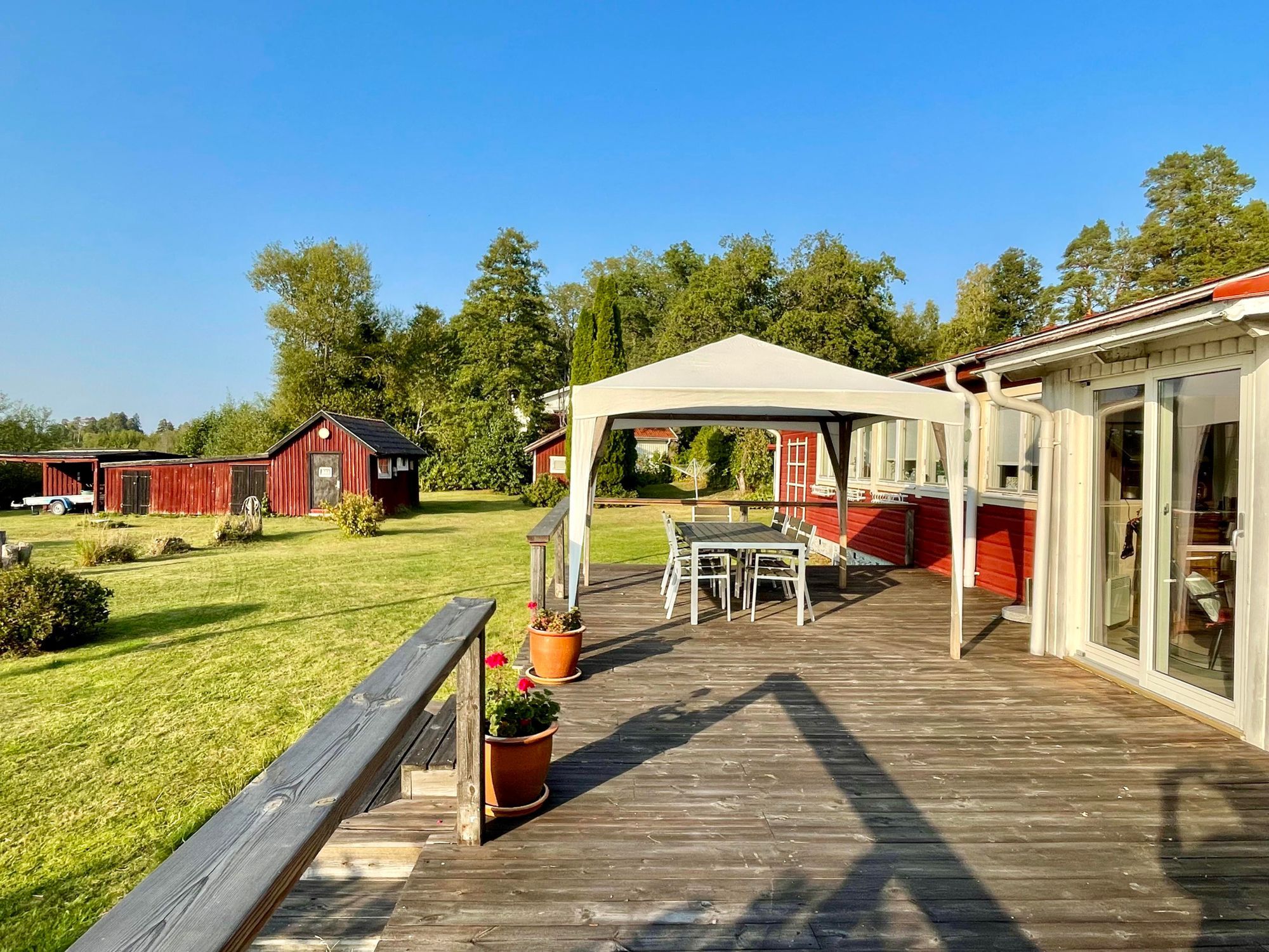 Sjötomt med privat brygga, roddbåt & solnedgång – bild 9 av 22