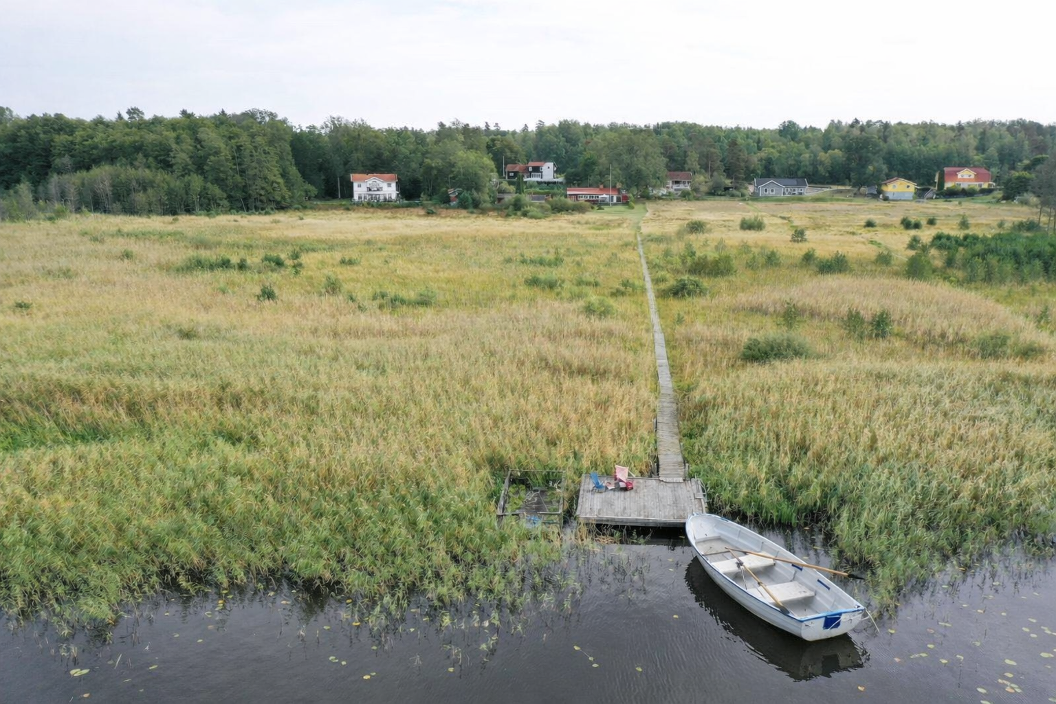 Sjötomt med privat brygga, roddbåt & solnedgång
