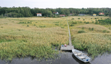 Sjötomt med privat brygga, roddbåt & solnedgång