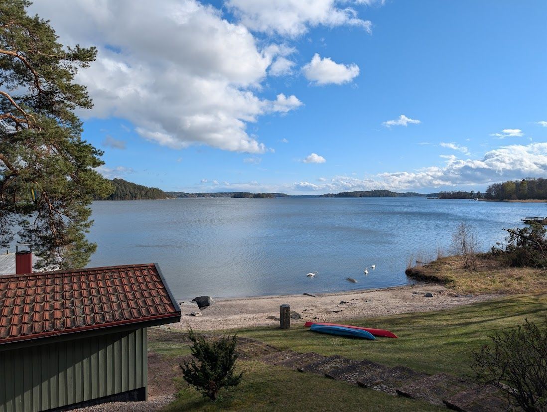 Hus med egen brygga, bastu och sandstrand. – bild 4 av 24
