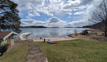 Hus med egen brygga, bastu och sandstrand.