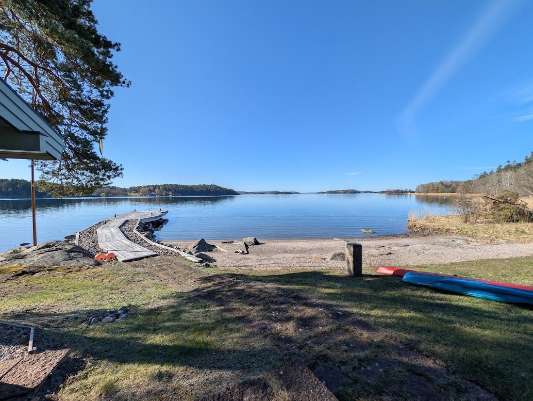 Hus med egen brygga, bastu och sandstrand. – bild 10 av 24