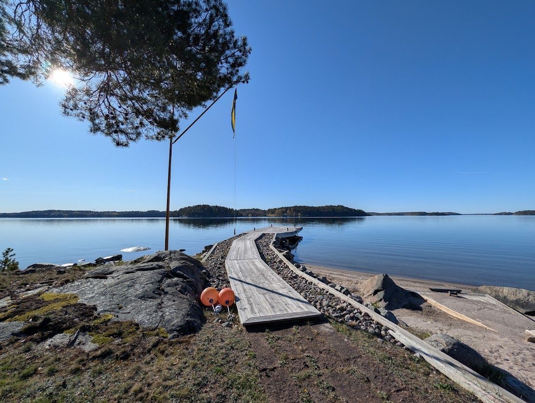 Hus med egen brygga, bastu och sandstrand. – bild 7 av 24