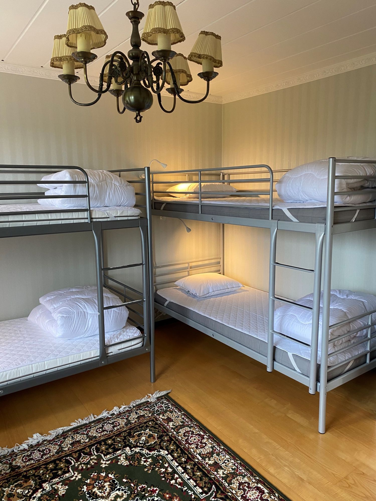 Rymlig övervåning i villa på Orust,Hälleviksstrand – bild 11 av 23