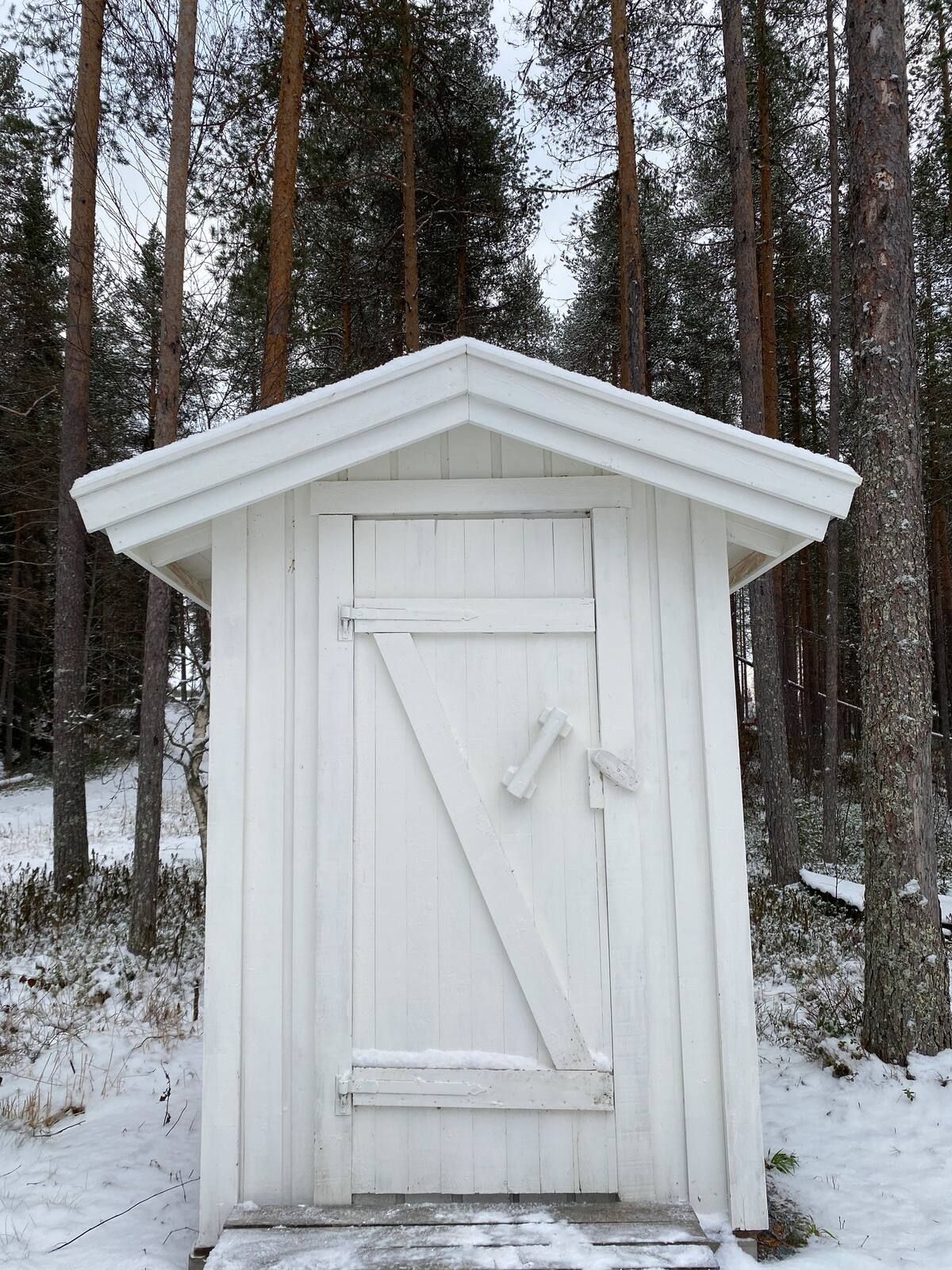 Cozy forest cabin by the lake – bild 15 av 24