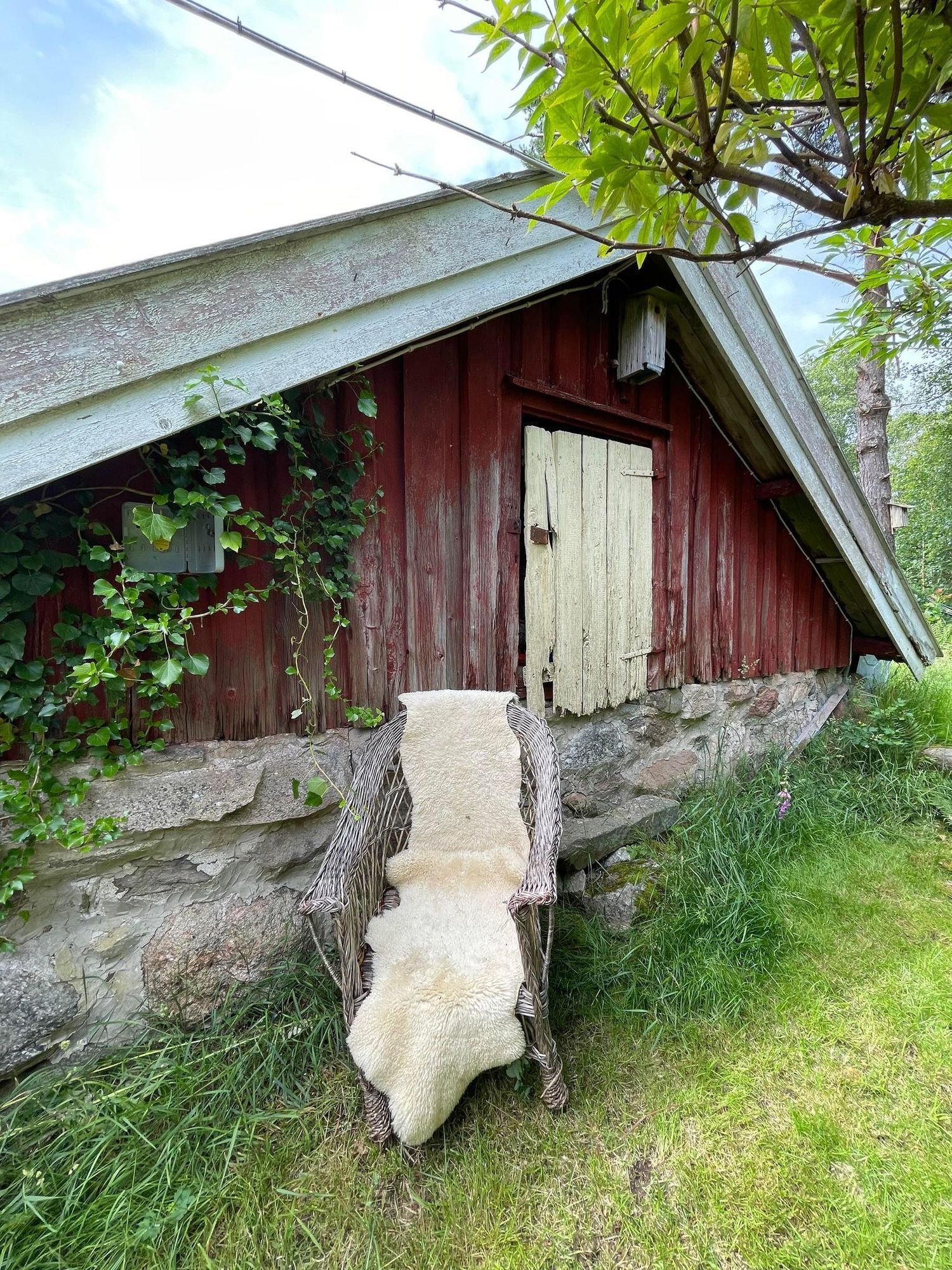 Charmigt torp på Tjörn med badtunna – bild 8 av 24