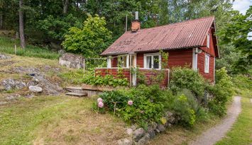 Charmigt torp | Vacker bondgård, nära sjön med båt