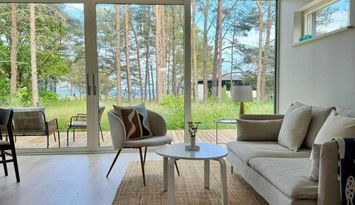 Nybyggt sommarhus på Österlen vid havet uthyres.