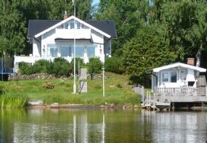 Stor Stuga med Strandtomt och Motorbåt vid Fryken