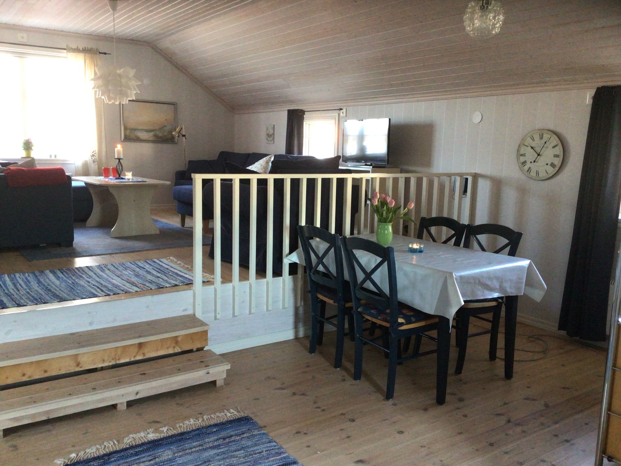 Gårdsstuga nära badsjö. – bild 3 av 12