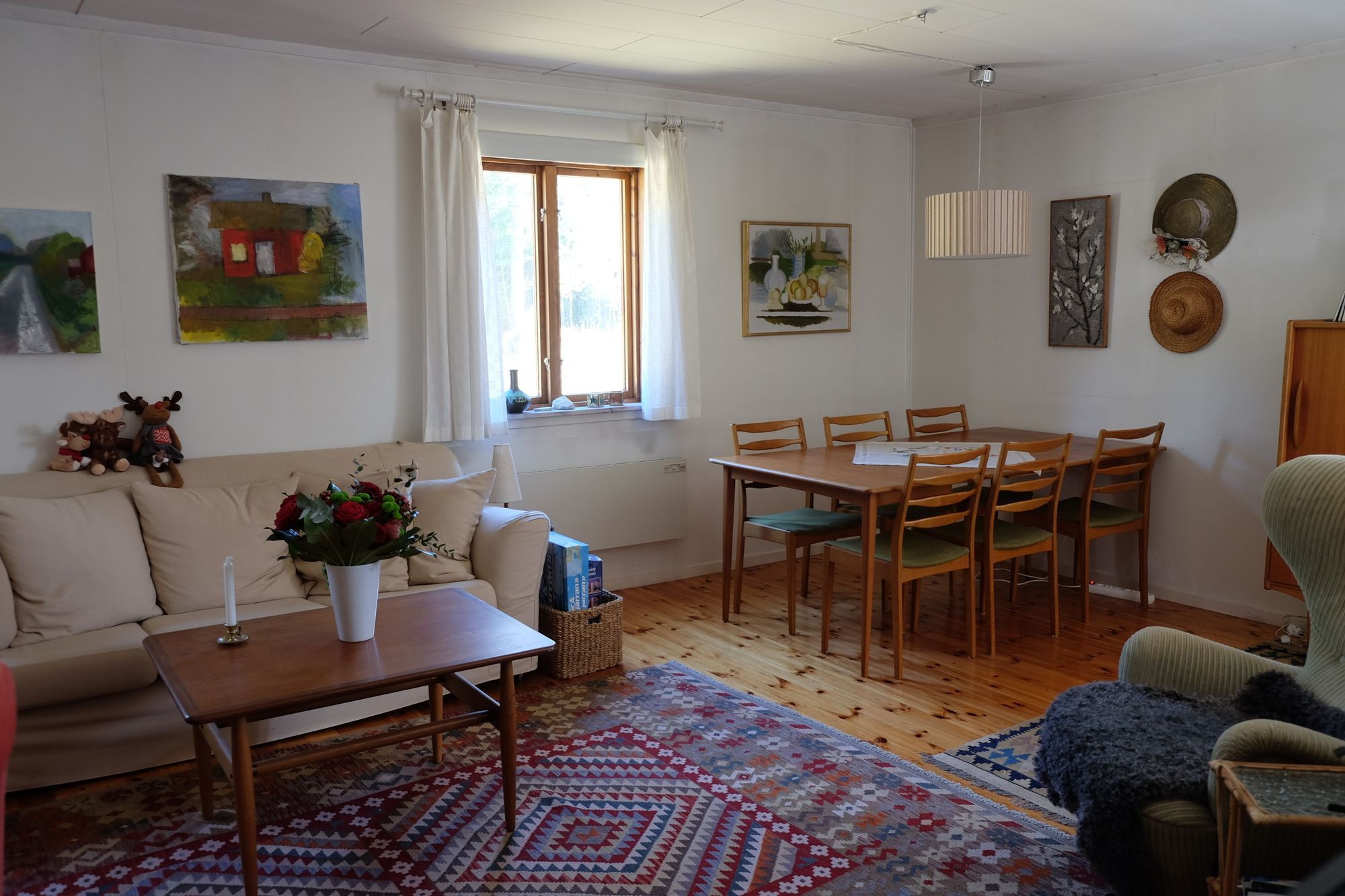 Hemtrevligt hus mitt i skogen nära egen sjö – bild 7 av 20