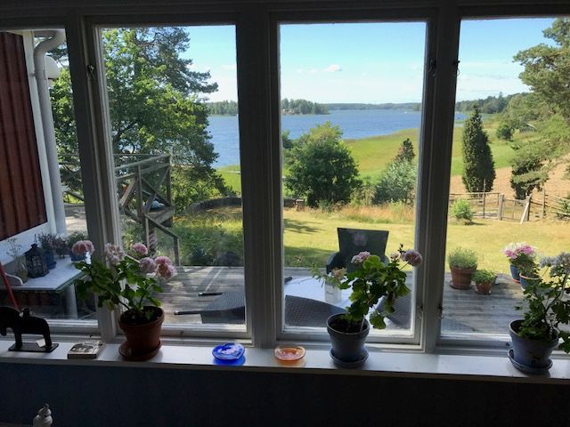 Hus med utsikt över havsvik, vissa veckor o dagar – bild 10 av 23