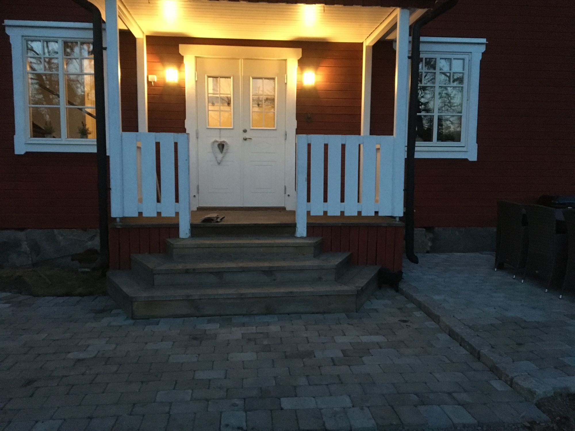 Bo mitt i naturen nära Kolmårdens djurpark.