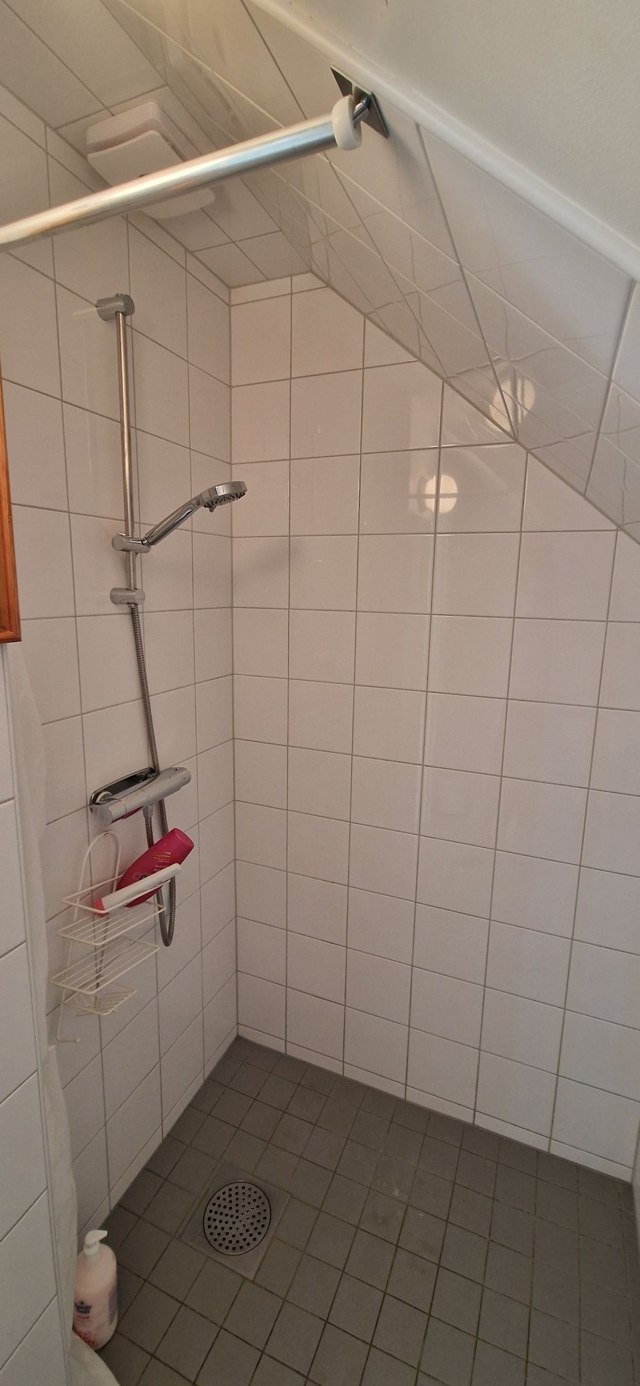 Gathus med havsutsikt centralt i Kivik – bild 19 av 21