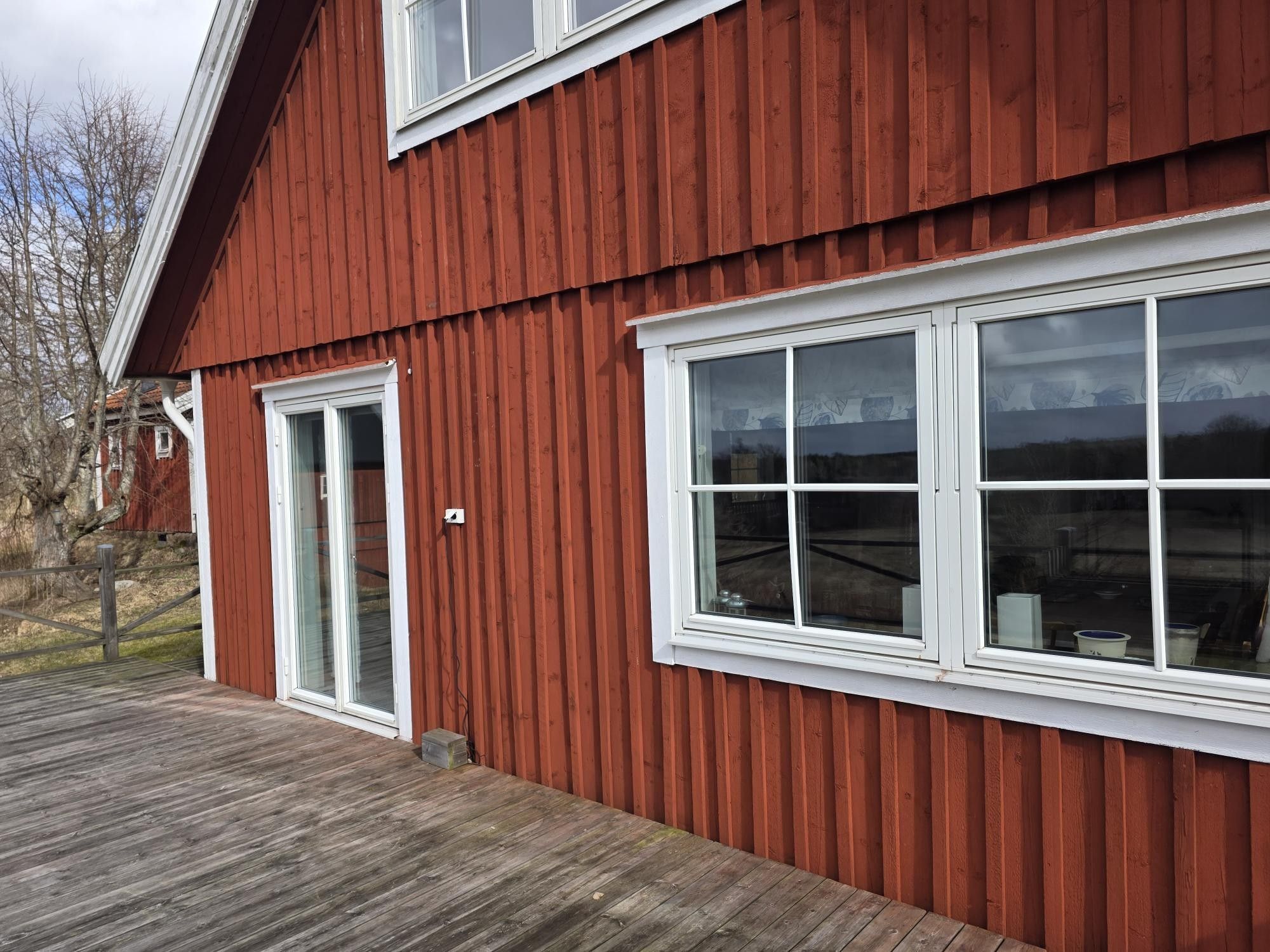 Mysigt hus i avskilt läge med utsikt över sjö. – bild 2 av 15