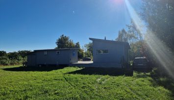 Fin stuga med underbar terass och utsikt.