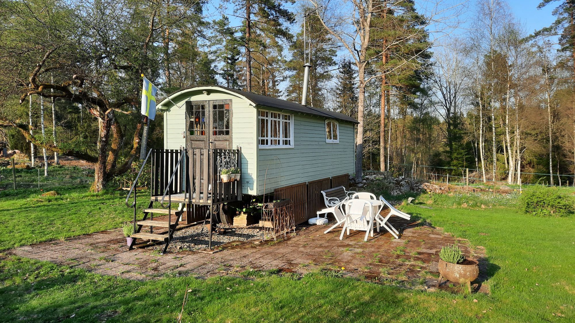 Enkelt boende i charmig cirkusvagn, ta med hästen – bild 2 av 9