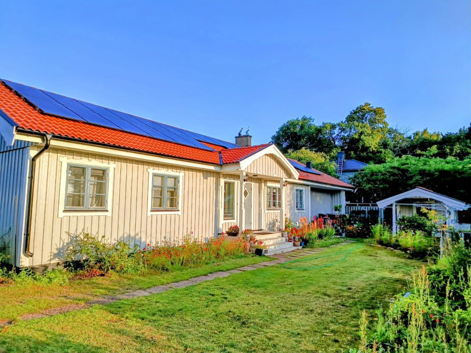 stor enplans villa med lekvänlig trädgård – bild 2 av 18