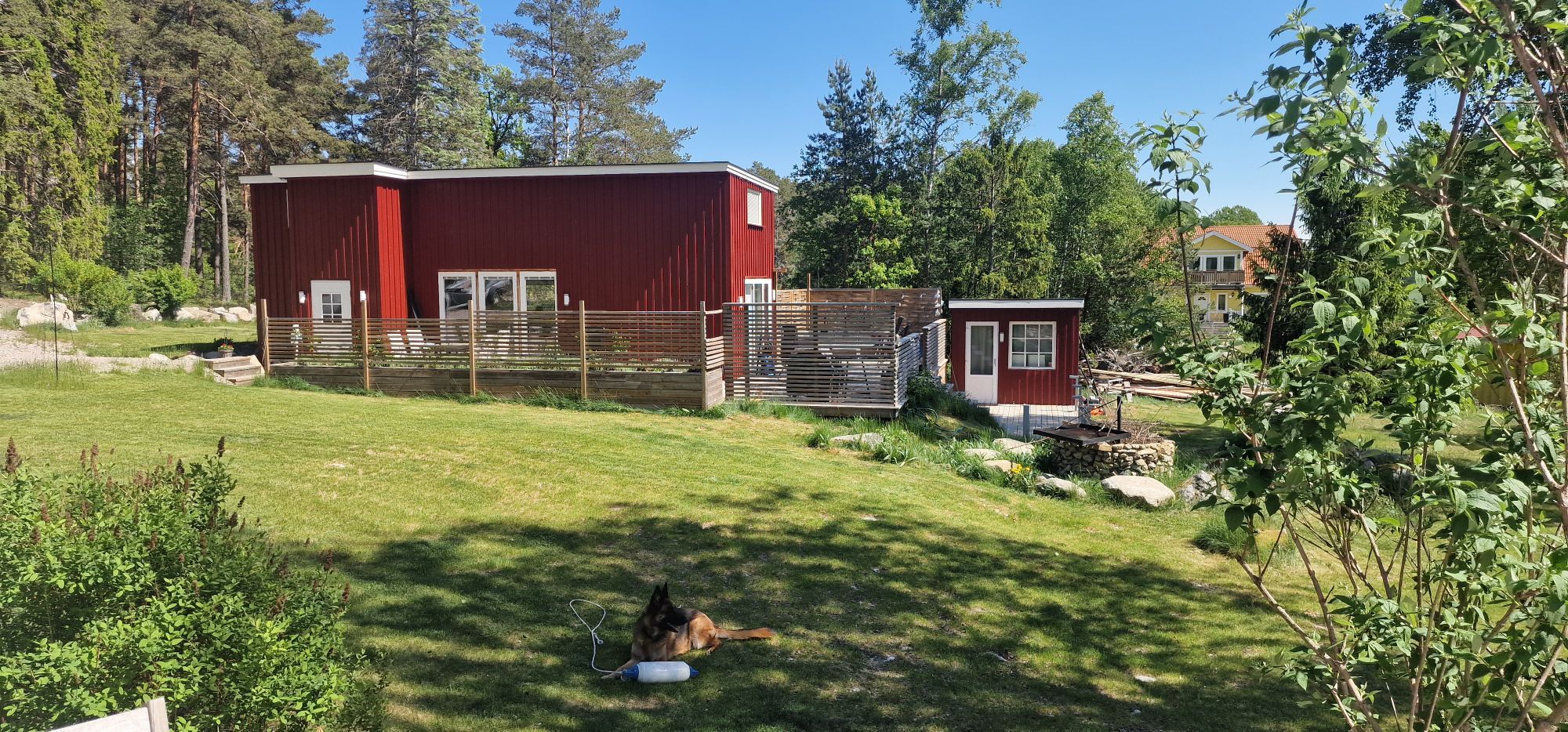 Modernt semesterhus med en mindre gäststuga.