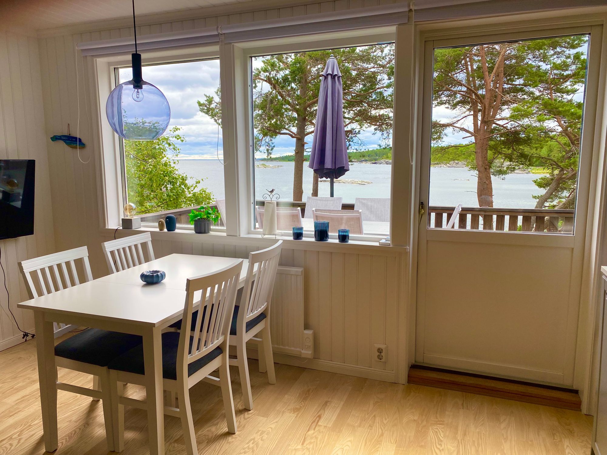 Röd liten stuga med drömläge precis vid stranden – bild 10 av 19