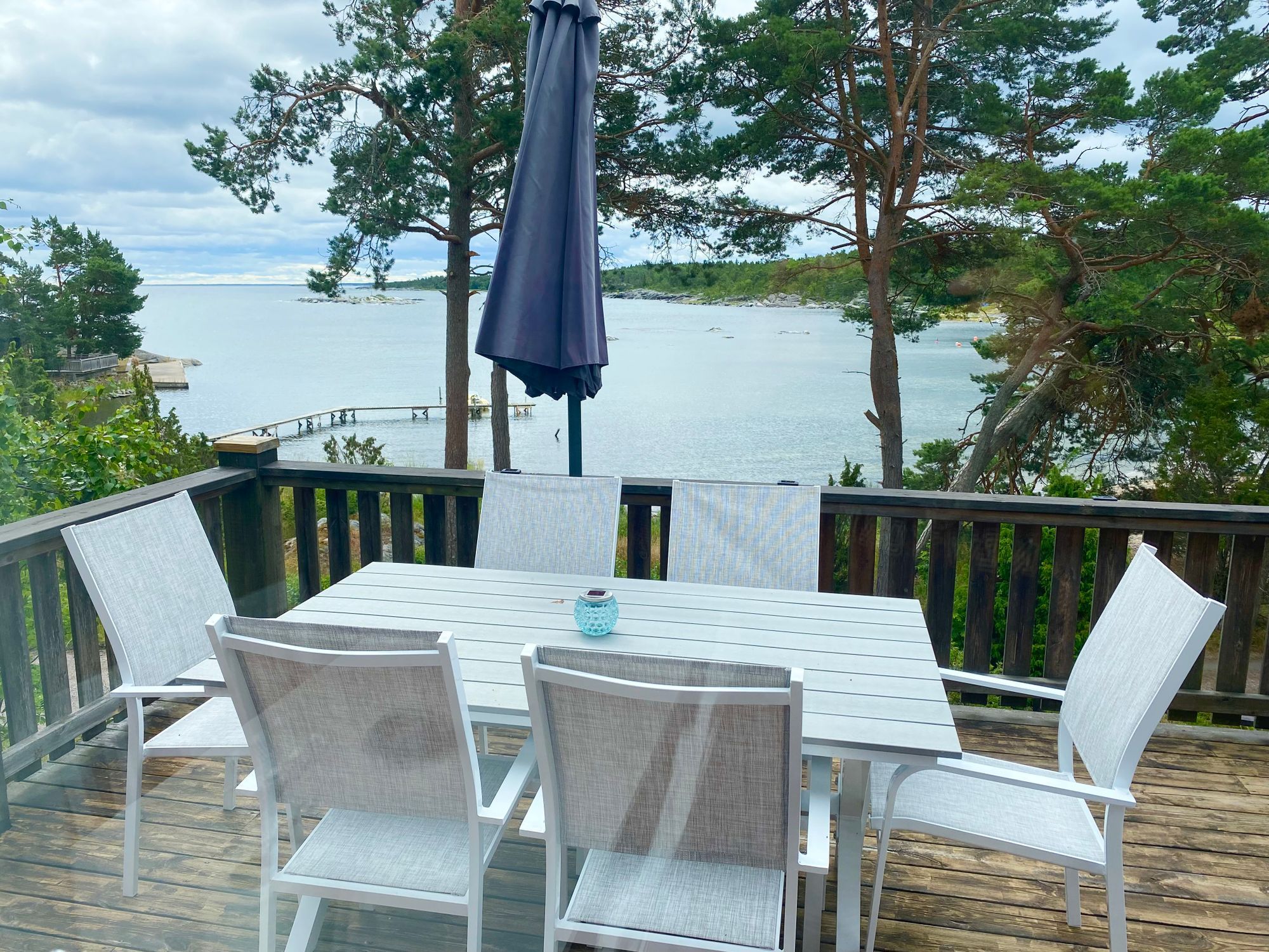 Röd liten stuga med drömläge precis vid stranden – bild 8 av 19