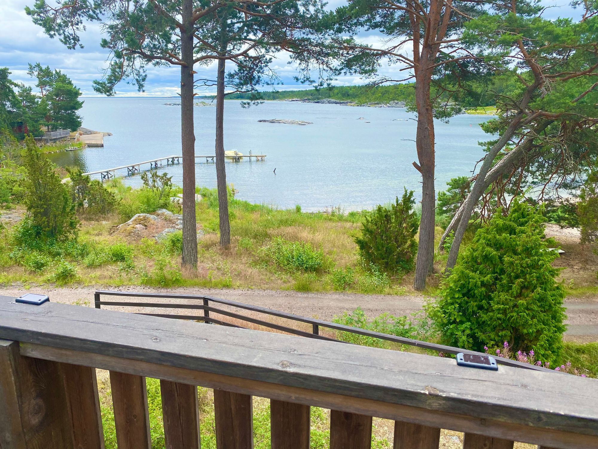 Röd liten stuga med drömläge precis vid stranden – bild 4 av 19