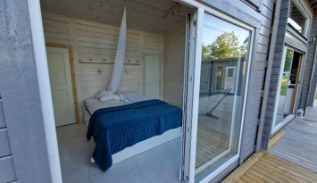 Fin stuga med underbar terass och utsikt.