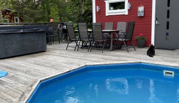 Härlig stuga med pooler och hav